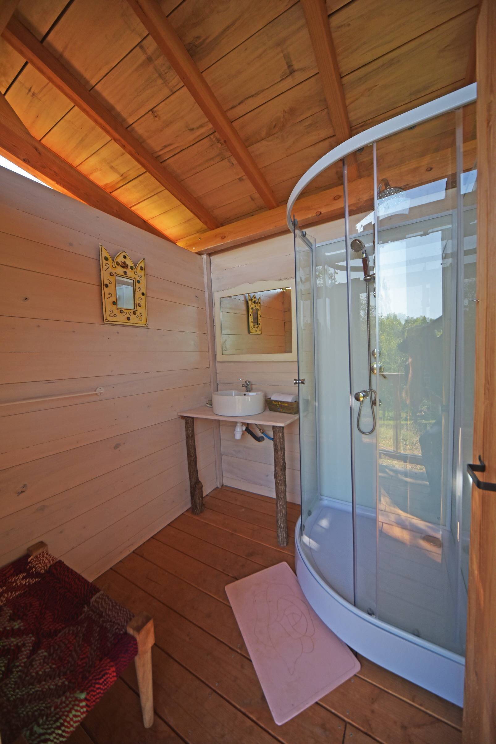 Le confort de l'éco-lieu, 3 belles salles de bain en pleine nature, avec même de l' eau chaude !!!