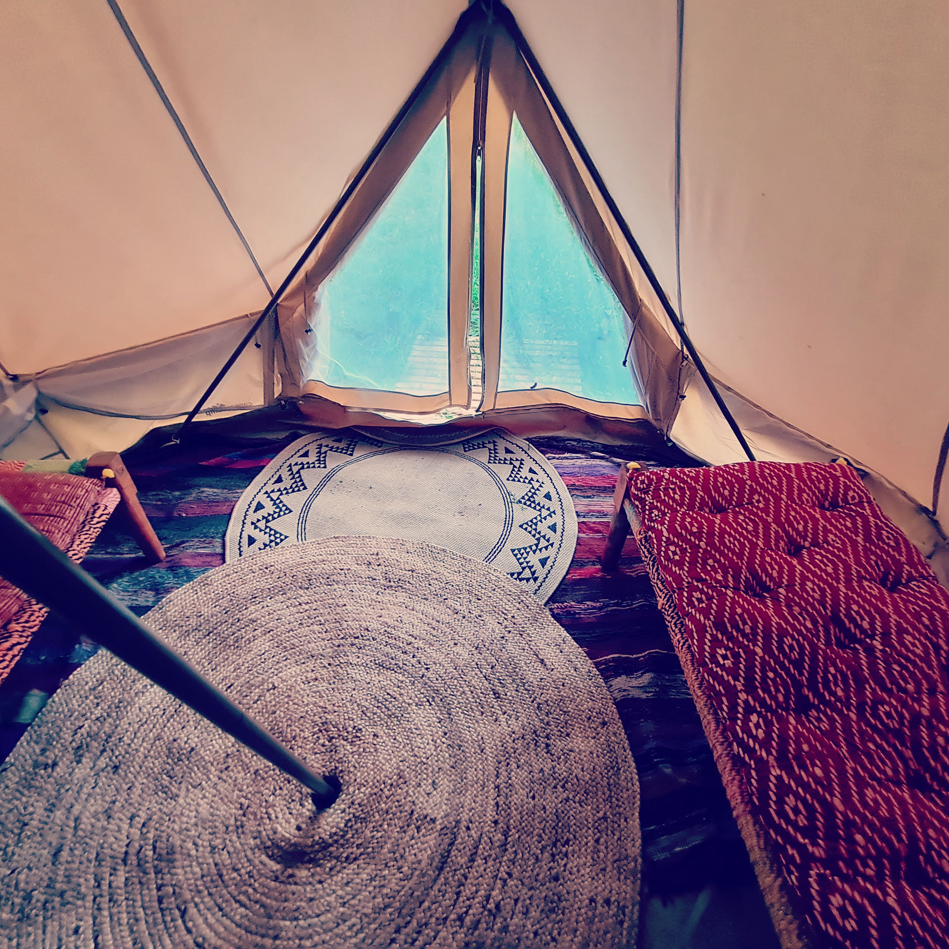 Les tentes Sibley, spacieuses et confortables, équipées de lits indiens en natte, appelés charpoy